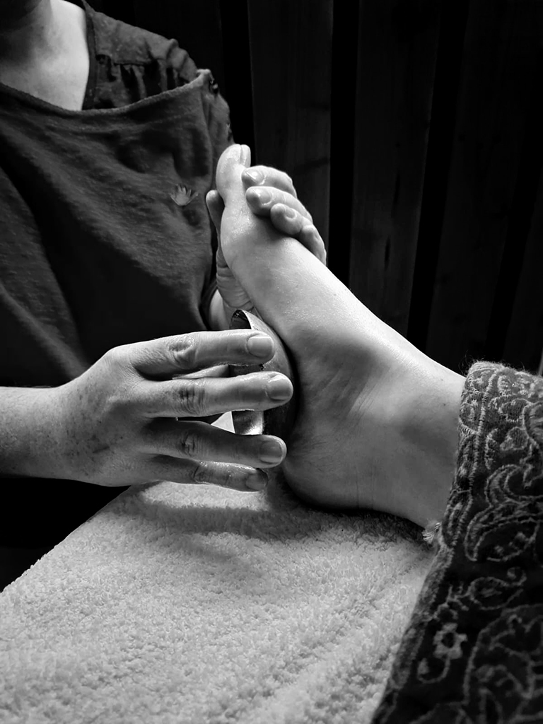 massage plantaire avec un bol kansu